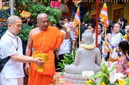 Nghi thức Tắm Phật trong Tết Chôl Chnăm Thmây