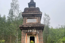 Tháp gạch Linh Nghiêm (靈嚴), thờ Thiền sư Tính Chúc tại chùa Kem