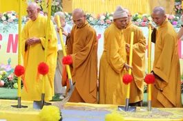 Chư tôn đức thực hiện nghi thức động thổ, đặt viên đá đầu tiên đại trùng tu chùa Hải Sơn