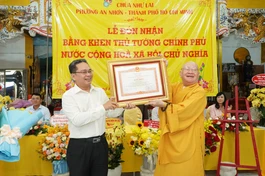 Ông Phạm Minh Tuấn, Phó Chủ tịch Ủy ban MTTQVN TP.HCM trao Bằng khen của Thủ tướng Chính phủ đến Hòa thượng Thích Giác Thuận, viện chủ chùa Như Lai (phường An Nhơn, TP.HCM)