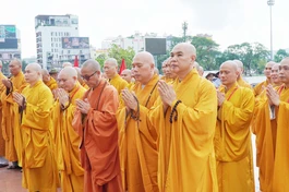 Ban Trị sự GHPGVN tỉnh Gia Lai tưởng niệm tại Tượng đài Nguyễn Sinh Sắc - Nguyễn Tất Thành