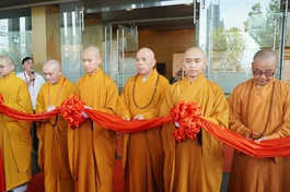 Chư tôn đức cắt băng khai mạc triển lãm tại Trung tâm Hội nghị tỉnh Gia Lai 