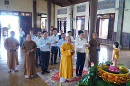 Ông Lưu Văn Trung, Phó Bí thư Tỉnh ủy, Chủ tịch HĐND tỉnh Lâm Đồng dâng hương lễ Phật và thực hiện nghi thức Tắm Phật 