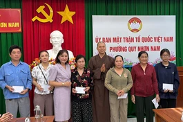 Đại diện các tự viện trên địa bàn P.Quy Nhơn Nam trao quà đến các gia đình diện chính sách