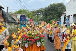 Các em lớp giáo lý "Bé học Phật" rước Phật đản sinh 