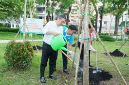 Ông Nguyễn Phước Lộc, Phó Bí thư Thành ủy, Chủ tịch UBMTTQVN TP.HCM, cùng đại diện lãnh đạo P.Xuân Hòa trồng cây xanh tại Công viên Phan Đình Phùng