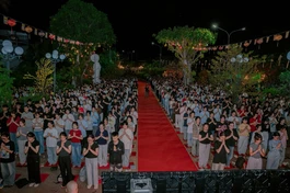Học sinh tham dự lễ cầu nguyện tại tổ đình Bửu Lâm