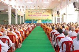 Hòa thượng Thích Huệ Thông giảng pháp cho các trường hạ khu vực Phú Mỹ