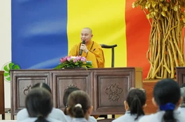 Thượng tọa Thích Giác Hiệp thuyết giảng thời pháp thoại tại khóa tu Ngày an lạc