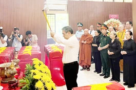 Đoàn Ủy ban MTTQVN TP.HCM dâng hương tưởng niệm anh hùng liệt sĩ tại Công viên Lê Thị Riêng