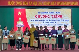 Chùa Mỹ Thạch tặng quà tri ân các gia đình có công cách mạng, nhân kỷ niệm 79 năm Ngày Thương binh - Liệt sĩ 27-7