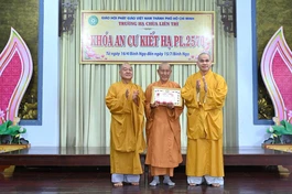 Trao giải nhất hội thi diễn giảng đến Đại đức Thích Thông Toàn