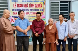 Đại đức Thích Minh Phương thăm hỏi và bàn giao nhà đến hộ gia đình ông Hồ Văn Cường