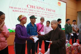 Ni sư Thích Đàm Nhã trao quà đến bà con tại xã Trung Sơn, tỉnh Phú Thọ