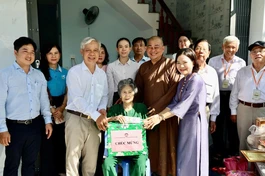 Bàn giao nhà Đại đoàn kết đến gia đình bà Lê Thị Mai