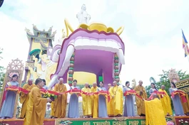 Chư tôn giáo phẩm thực hiện nghi thức cắt băng khánh thành ngôi Tam bảo Quang Minh