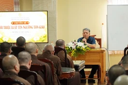 Ông Vũ Huy Long, Phó Trưởng phòng Phật giáo - Sở Dân tộc và Tôn giáo TP.HCM chia sẻ chuyên đề về Luật Tín ngưỡng, tôn giáo tại chùa Vĩnh Nghiêm