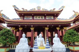 Chánh điện chùa Linh Quang