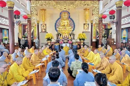 Khóa lễ tụng kinh tại chánh điện 