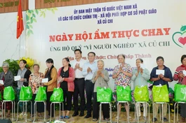 Giám đốc Sở Dân tộc và Tôn giáo TP.HCM Lâm Đình Thắng và ông Hứa Quốc Hưng, Bí thư Đảng ủy, Chủ tịch HĐND xã Củ Chi trao các phần quà ý nghĩa đến người khó khăn trên địa bàn xã 