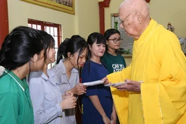Chùa Chánh Thiên trao học bổng đến các em học sinh, đoàn sinh 