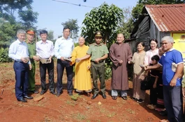 Đại diện chùa Hoa Nghiêm và Sắc tứ Khải Đoan phối hợp với Ủy ban MTTQVN xã Quảng Phú, Công an xã đặt đá khởi công xây dựng Nhà tình thương hỗ trợ gia đình bà H’ Nguê Niê