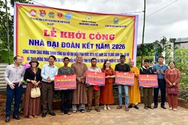 Chùa Hoa Nghiêm, Sắc tứ Khải Đoan phối hợp tặng nhà Đại đoàn kết đến người dân khó khăn 