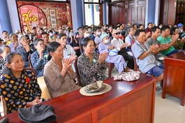 Người dân tham dự lễ Vu lan và nhận quà tại chùa Liên Trì