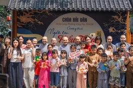 Sư cô Thích nữ Huệ Trí chụp hình kỷ niệm cùng các em