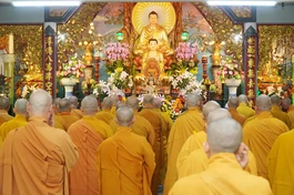 Khóa lễ Tự tứ tại chánh điện chùa Huỳnh Kim