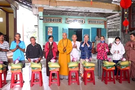 Chùa Phước Đức tặng quà Vu lan 