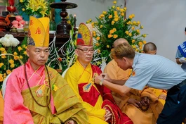 Nghi thức cài hoa hồng Vu lan 
