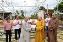 Chư tôn đức Ban Trị sự GHPGVN tỉnh Đắk Lắk thăm hỏi, trao tịnh tài hỗ trợ đến chùa Tuệ Đăng 