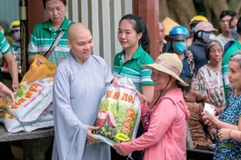 Chùa Hải Vân tặng quà đến người dân địa phương 