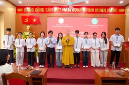 Thượng tọa Thích Minh Thuận cùng đại diện Hội Khuyến học tỉnh Phú Thọ trao học bổng đến các em học sinh