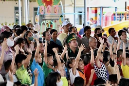 Chùa Sắc tứ Khải Đoan tặng quà trung thu đến các em 