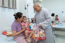Tặng quà đến các bệnh nhi 