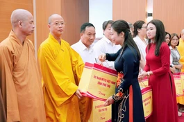 Bà Bùi Thị Minh, Phó Bí thư Tỉnh ủy, Chủ tịch Ủy ban MTTQVN tỉnh Phú Thọ trao quà. vinh danh đến Thượng tọa Thích Minh Nghiêm, Trưởng ban Trị sự GHPGVN tỉnh Phú Thọ - Ảnh: Từ Hiệp