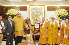 Hiệu trưởng kiêm Chủ tịch Đại học Swami Vivekananda Subharti trao “Giải thưởng Người thắp sáng diệu pháp toàn cầu” đến Thượng tọa Thích Thanh Phong tại tổ đình Vĩnh Nghiêm