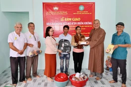 Lễ bàn giao nhà Đại đoàn kết cho gia đình bà H’Em (buôn Krông)