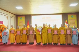 Trưởng lão Hòa thượng Thích Thanh Nhiễu trao quyết định chuẩn y nhân sự đến chư tôn đức Ban Trị sự GHPGVN tỉnh Phú Thọ