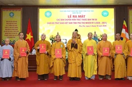Thượng tọa Thích Minh Nghiêm, Trưởng Ban Trị sự Phật giáo tỉnh Phú Thọ trao quyết định đến các Ban chuyên môn nhiệm kỳ 2026 - 2031