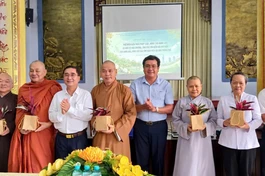 Ban tổ chức đã trao tặng cây xanh cho đại diện các địa phương, hưởng ứng Phong trào “Thành phố Muôn sắc hoa”