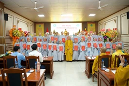 Thượng tọa Thích Minh Nghiêm, Trưởng ban Trị sự GHPGVN tỉnh trao quyết định chuẩn y nhân sự đến Phân ban Ni giới tỉnh