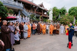 Tăng Ni, Phật tử thực hành kỹ năng sử dụng bình chữa cháy