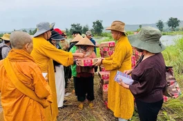 Ban Kinh tế Tài chính - Từ thiện xã hội GHPGVN tỉnh Gia Lai tặng quà đến đồng bào dân tộc thiểu số