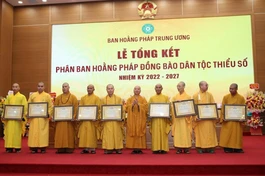 Thượng tọa Thích Chiếu Tuệ trao Bằng tuyên dương công đức của Ban Hoằng pháp Trung ương đến Phân ban Hoằng pháp Đồng bào dân tộc thiểu số
