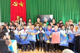 Đoàn trao tặng 100 phần quà đến các em học sinh Trường Tiểu học Lê Đình Chinh