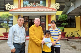 Thượng tọa Thích Duy Trấn trao học bổng, quà Tết cho hai mẹ con chị Ngọc 