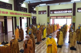 Chư tôn đức đảnh lễ Tam bảo tại lễ tác pháp an cư